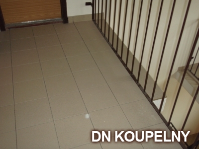 38-645-pokladka-dlazby-na-schodiste-v-panelovem-dome-ostrava