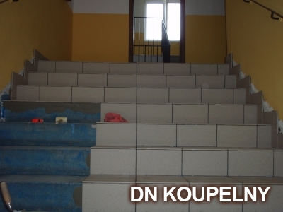 38-648-pokladka-dlazby-na-schodiste-v-panelovem-dome-ostrava