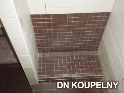 47-699-sedacka-do-sprchy-v-panelakove-koupelne-ostrava