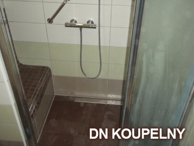 47-705-sedacka-do-sprchy-v-panelakove-koupelne-ostrava