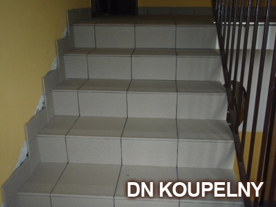 38-638-pokladka-dlazby-na-schodiste-v-panelovem-dome-ostrava